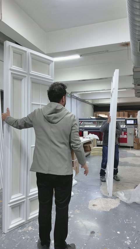 Elementele laterale înguste sunt aduse lângă compoziția principală