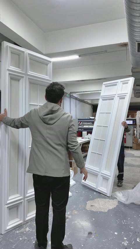 Panourile sunt poziționate pentru formarea ansamblului simetric de atelier