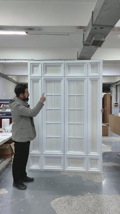 Ansamblul frontal prezintă caroiajul și ramele decorative complete