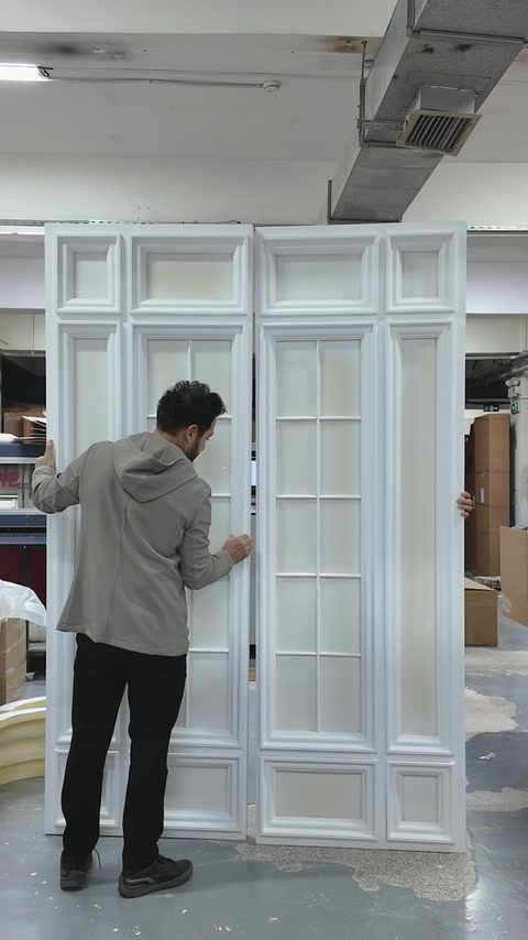 Alinierea panourilor centrale este verificată manual în atelier