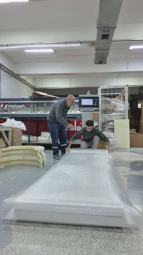 Piesa finisată este așezată pe material protector pentru ambalare