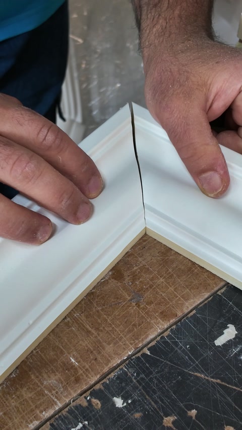 Verificarea îmbinării la colț pentru profilul decorativ alb
