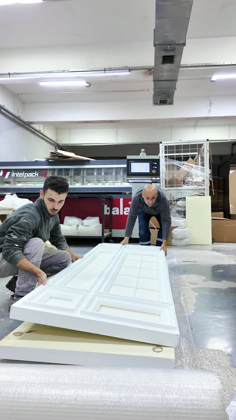 Pregătirea panoului decorativ pentru ambalare pe masa de lucru