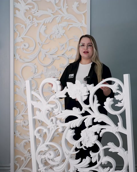Panou decorativ alb cu modele florale și forme traforate