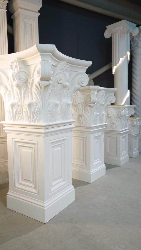 Capiteluri corintice montate pe coloane, în depozitul de producție