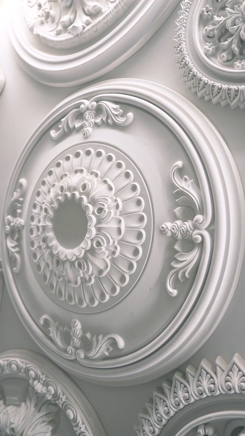 Rozetă de tavan rotundă, cu frunze de acant sculptate