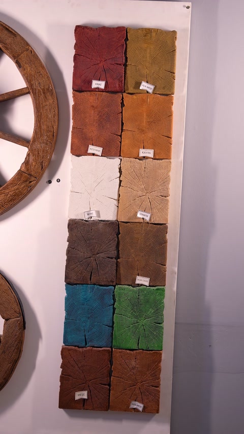 Perete cu mostre colorate pentru grinzi cu aspect de lemn