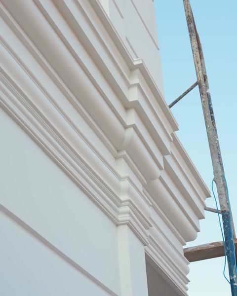 Muchie de cornișă cu profil decorativ suprapus pe fațadă