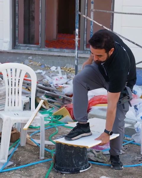 Demonstrație de rezistență: profilul decorativ este rupt în mână