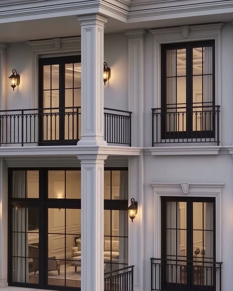 Detaliu de colț: coloană cu capitel, balcon și ancadramente de fereastră