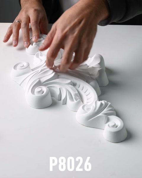 Ornamentele florale albe sunt prezentate separat, cu detalii sculptate.