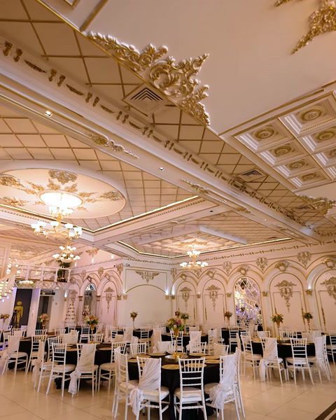 Tavan cu profile aurii și arcade, sală pregătită pentru eveniment