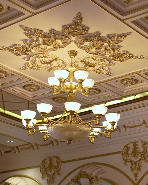 Rozetă de tavan cu candelabru cu brațe multiple, finisaj auriu