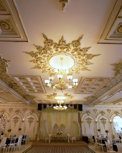 Tavan ornamentat cu rozetă centrală deasupra scenei sălii de evenimente