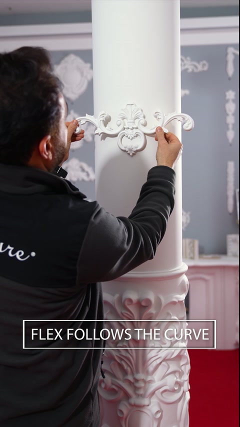 Ornament flexibil curbat manual pentru adaptarea pe suprafețe arcuite.