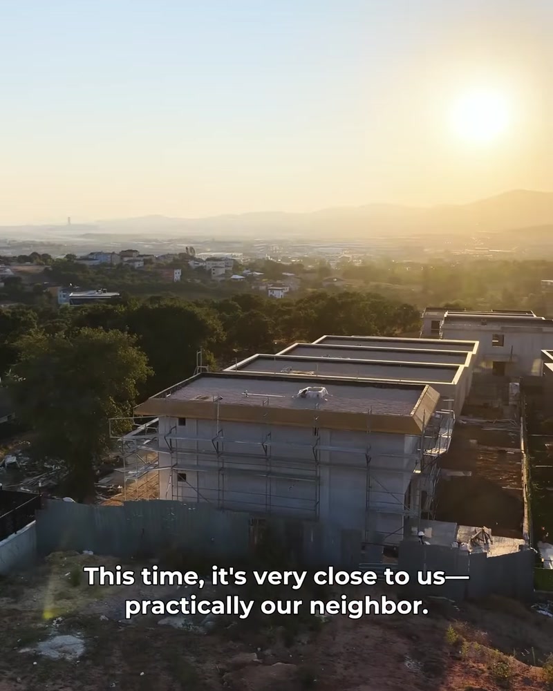 Vila aflată în construcție, văzută din perspectiva șantierului