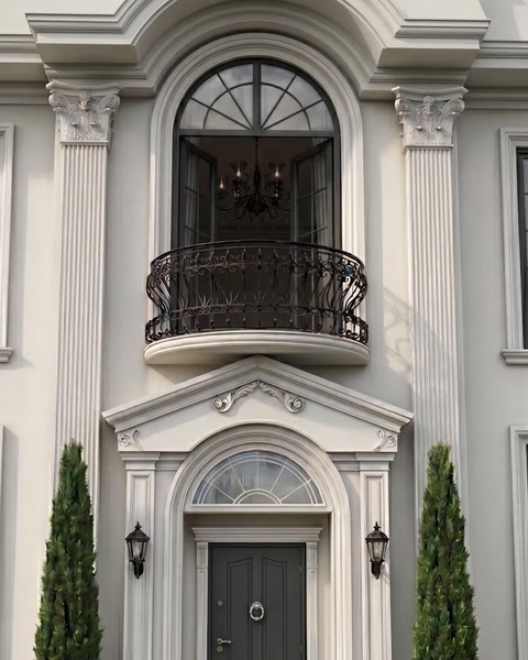 Intrare vilă cu coloane și ancadramente ornamentale albe