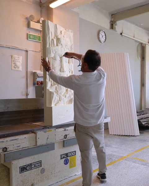 Montarea unui panou sculptat pe perete în atelier