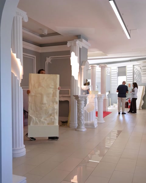 Coloane și panouri din poliuretan instalate într-un hol elegant