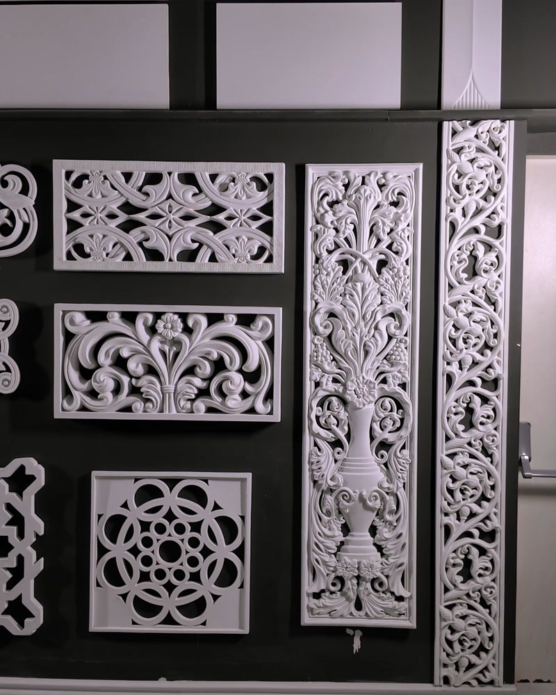 Panouri decorative din poliuretan expuse pe perete în atelier.