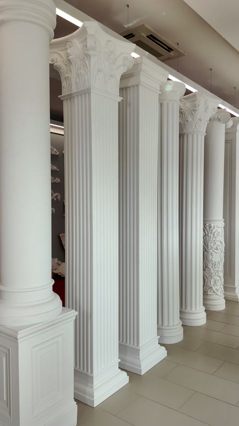 Coloane canelate și capiteluri ornamentate expuse în showroom