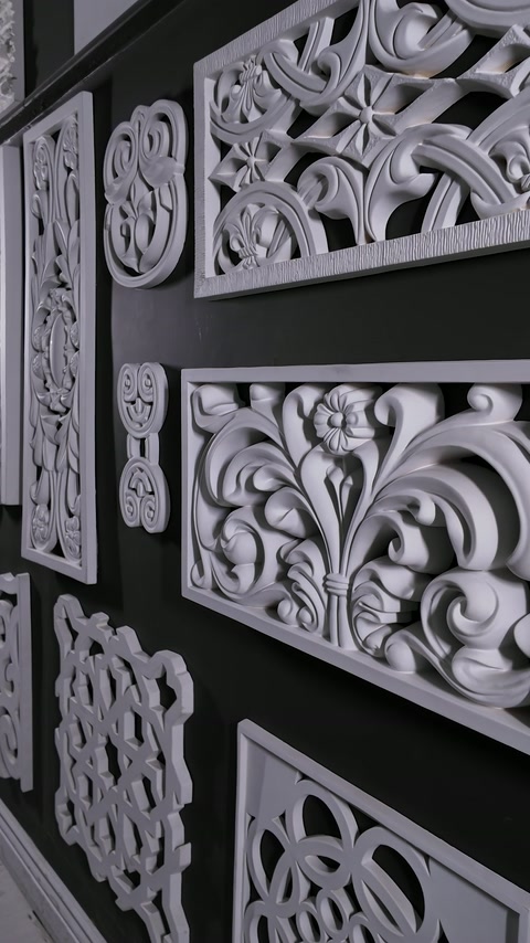 Panou cu profile decorative și motive vegetale în relief