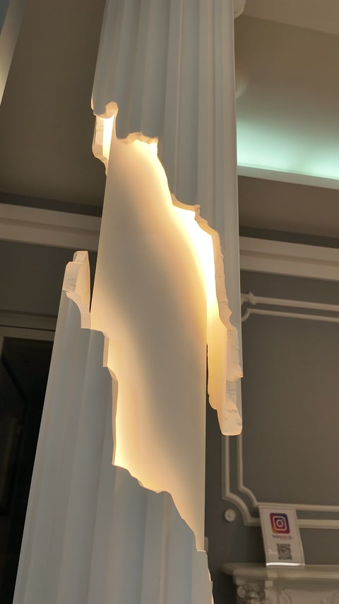 Detaliu al unui profil decorativ cu lumină laterală