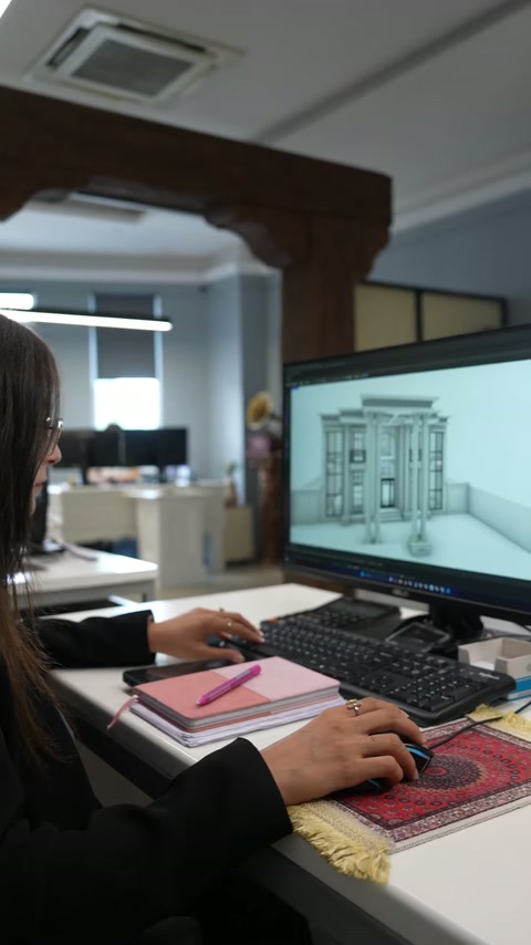 Proiect de fațadă cu coloane și ancadramente afișat pe monitor