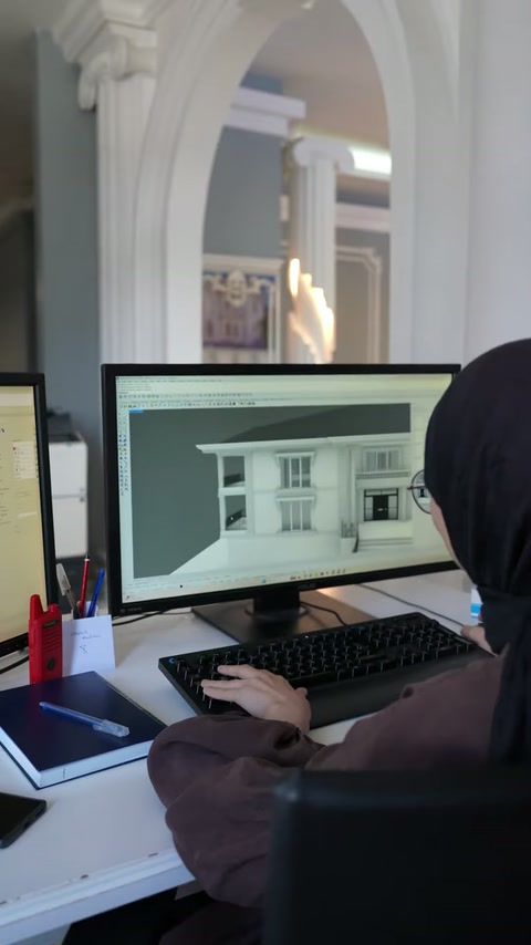 Proiectant verificând modelul unei fațade cu profile și coloane