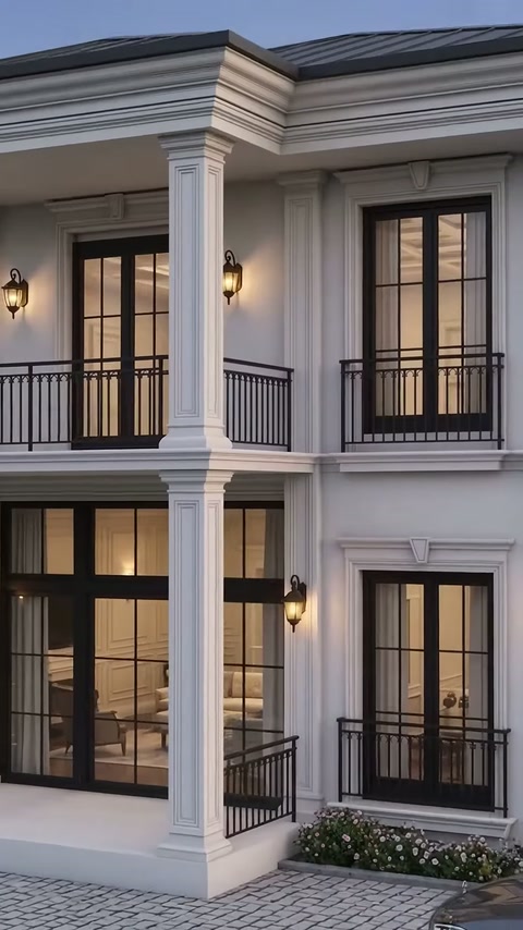 Detaliu exterior cu coloane înalte, cornișă și ancadramente albe