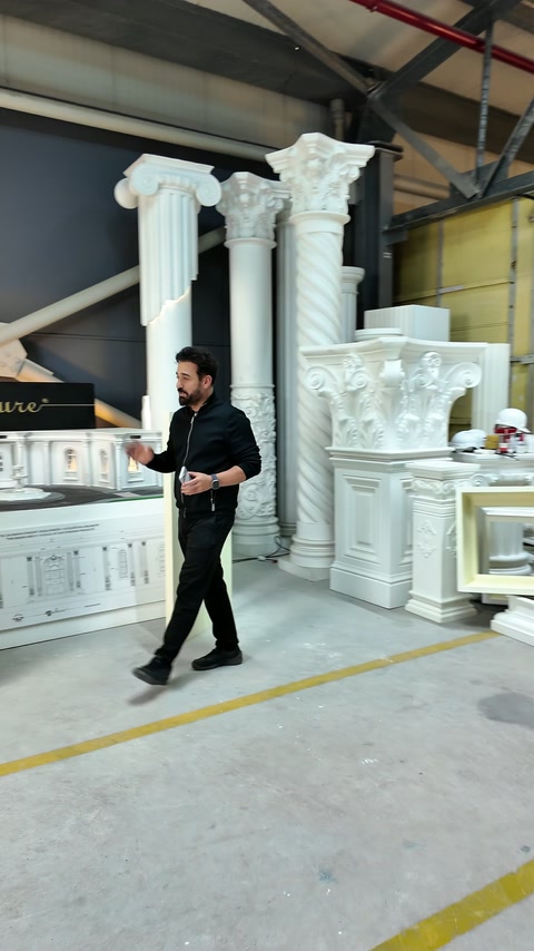 Atelierul prezintă panoul înaintea dezvăluirii compoziției inspirate de Istanbul.