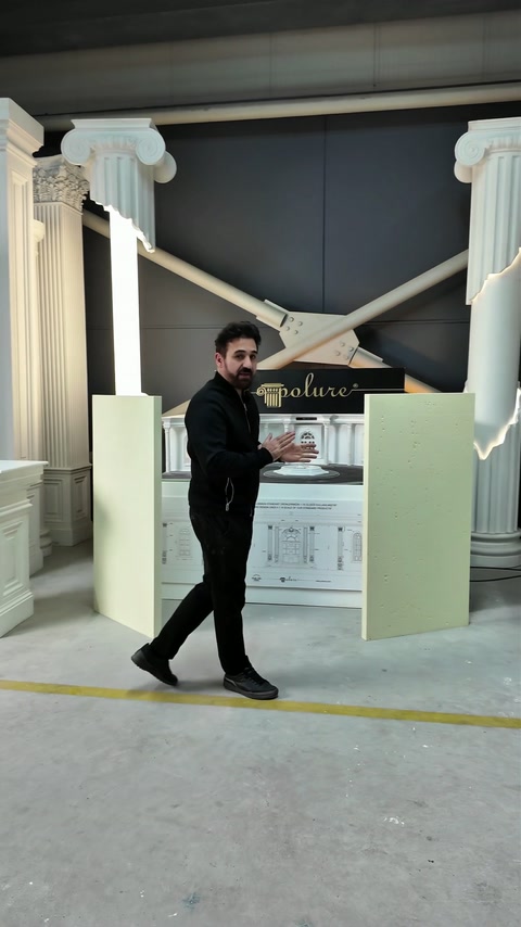 Panoul vertical este pregătit în atelier pentru prezentarea modelului sculptat.