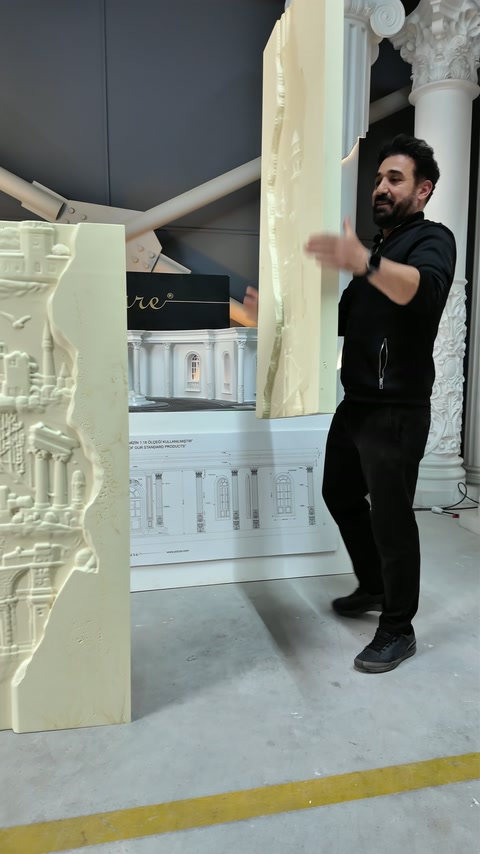 Vedere laterală asupra grosimii panoului și reliefului arhitectural proeminent.