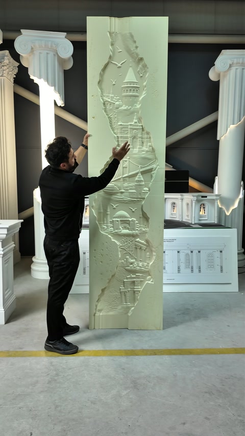 Meșterul explică succesiunea reperelor arhitecturale sculptate pe panou.