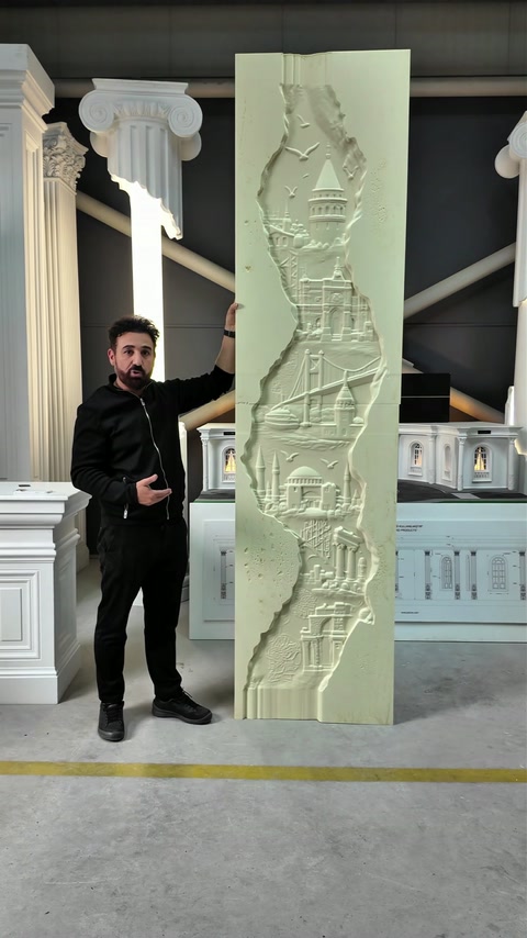 Basorelieful complet este prezentat vertical între elementele decorative ale atelierului.
