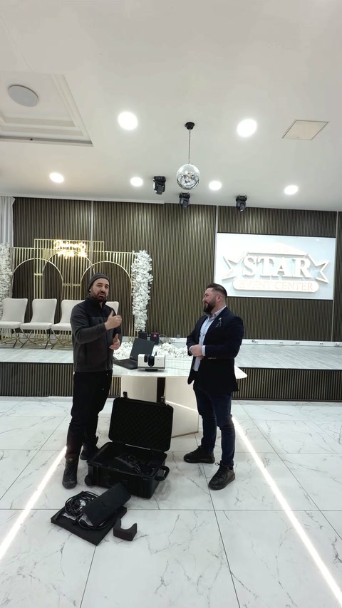 Echipa discută proiectul în zona centrală a salonului