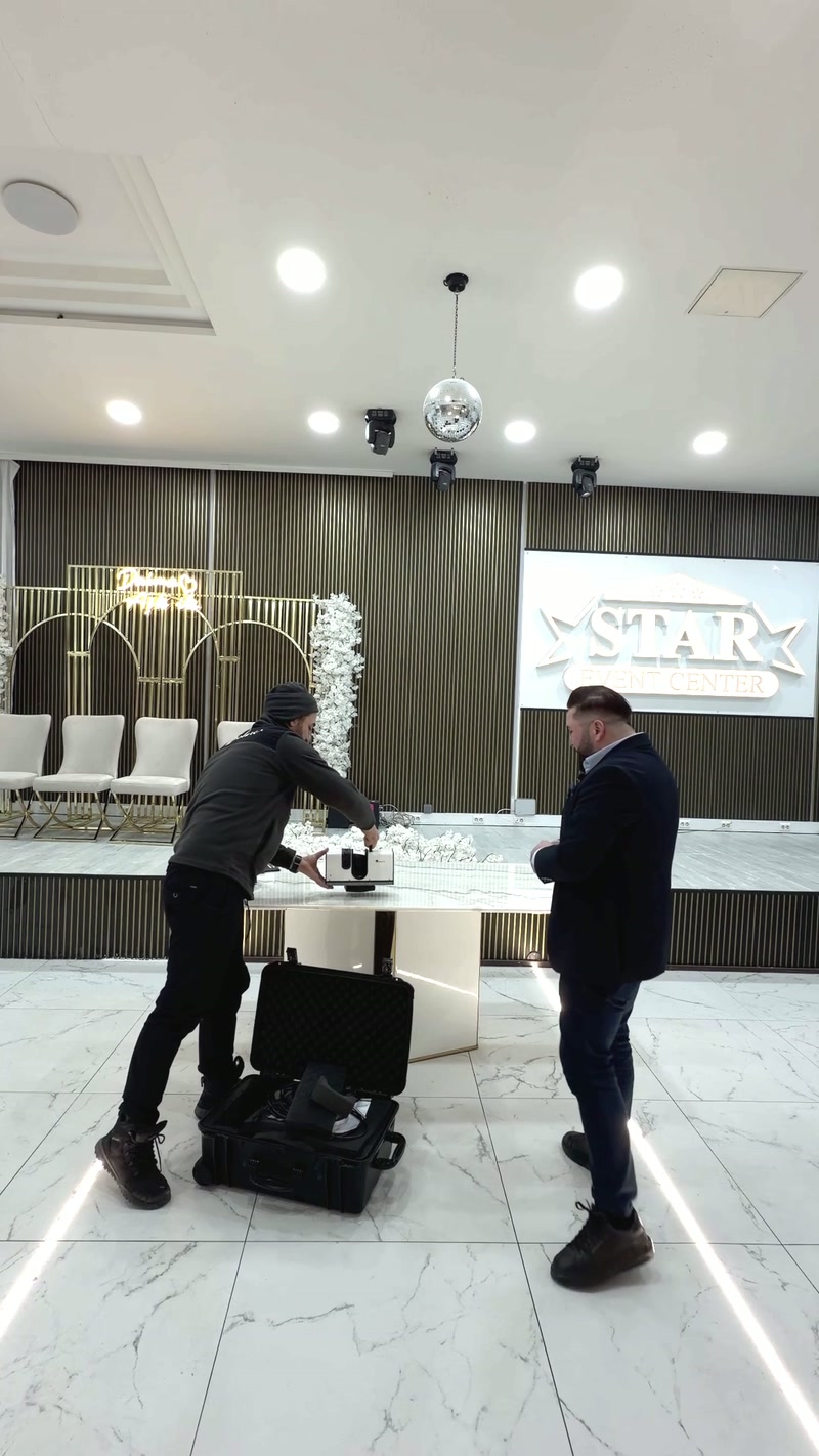 Tehnicianul poziționează instrumentele necesare scanării spațiului interior