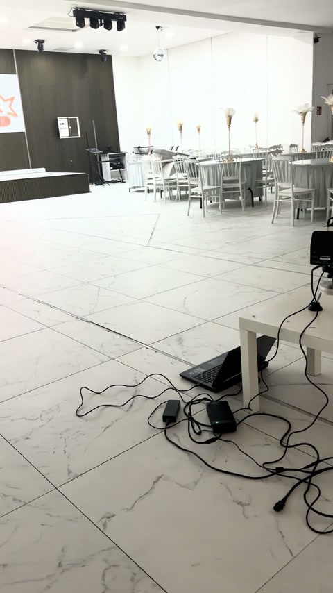 Stație de măsurare instalată între mesele salonului existent