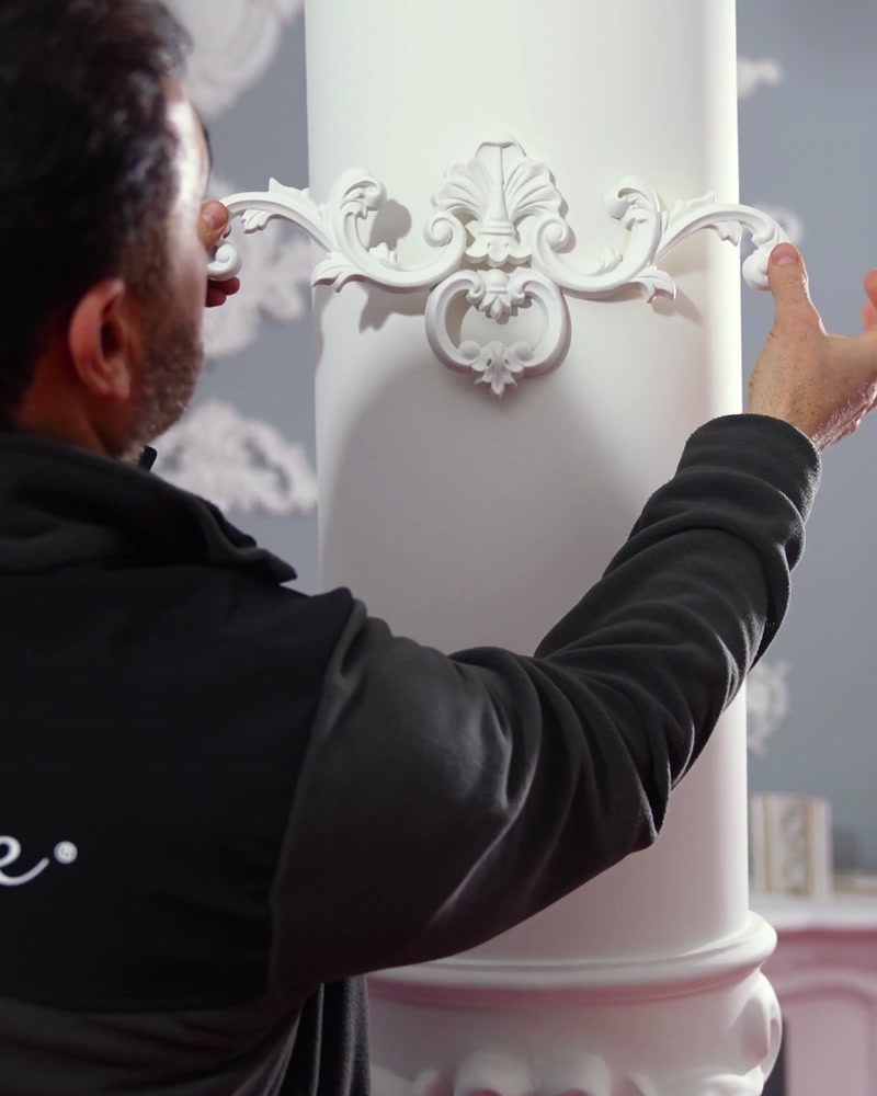 Ornament rigid alb ținut pe coloana rotundă, capetele rămân desprinse