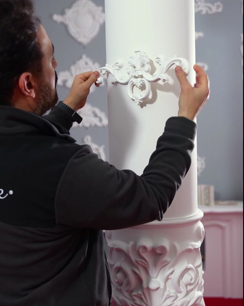 Ornamentul drept alb trece peste curbura coloanei, spațiu vizibil lateral