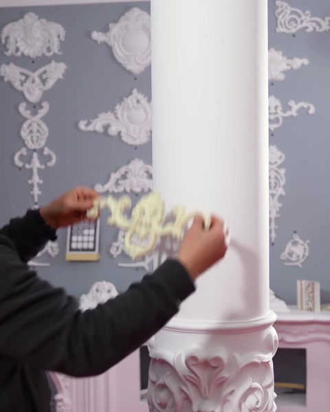 Piesa flexibilă crem apropiată de suprafața rotundă a coloanei