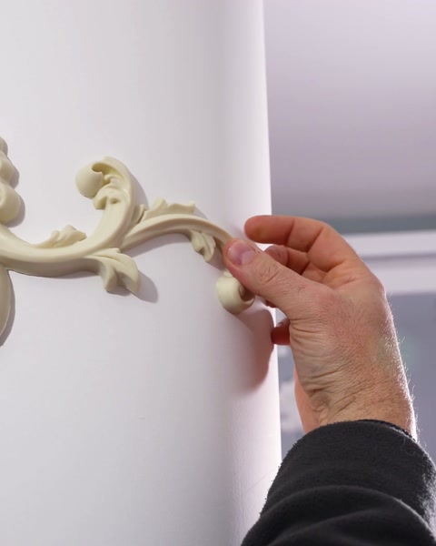 Capătul ornamentului flexibil rămâne în contact cu coloana rotundă
