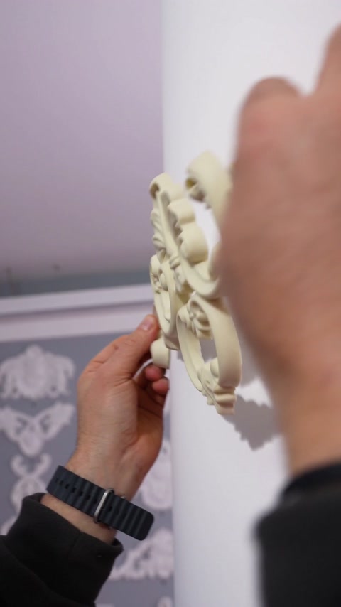 Ornament flexibil din poliuretan pentru o coloană rotundă