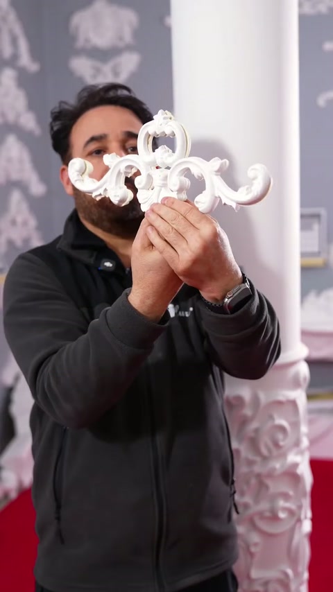Ornament floral flexibil prezentat frontal lângă o coloană rotundă