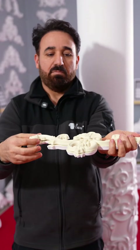 Profilul flexibil este îndoit pentru demonstrarea adaptării la forme curbate