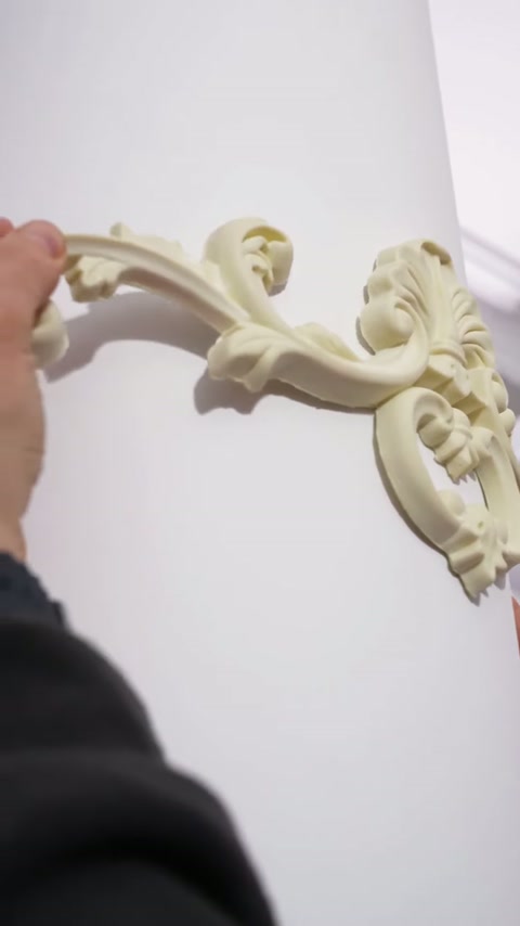 Ornamentul floral este verificat din lateral după poziționarea pe coloană