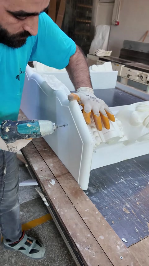 Ansamblul alb este rotit pentru verificarea marginilor și îmbinărilor.