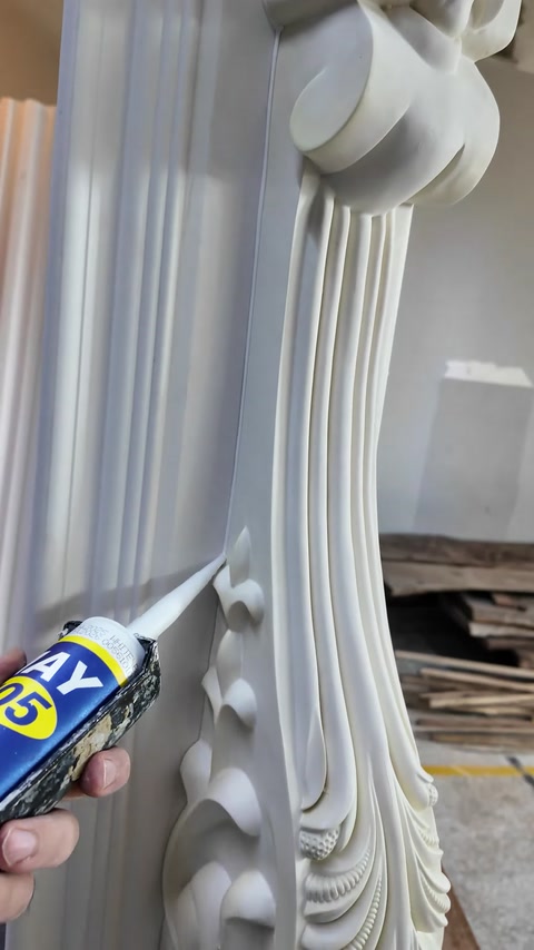 Adezivul este distribuit lângă voluta ornamentală a montantului.