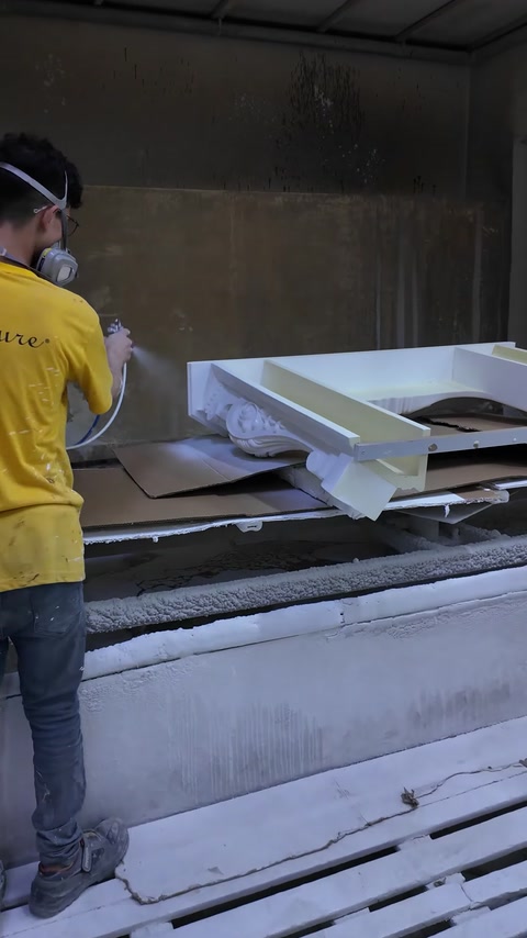 Componentele șemineului sunt acoperite prin pulverizare în cabina de finisare.