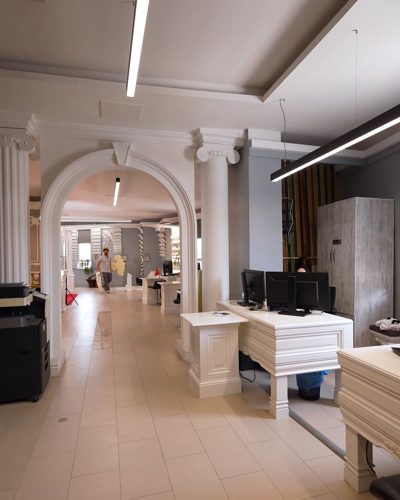 Hol de showroom cu coloane și corniceuri decorative din poliuretan